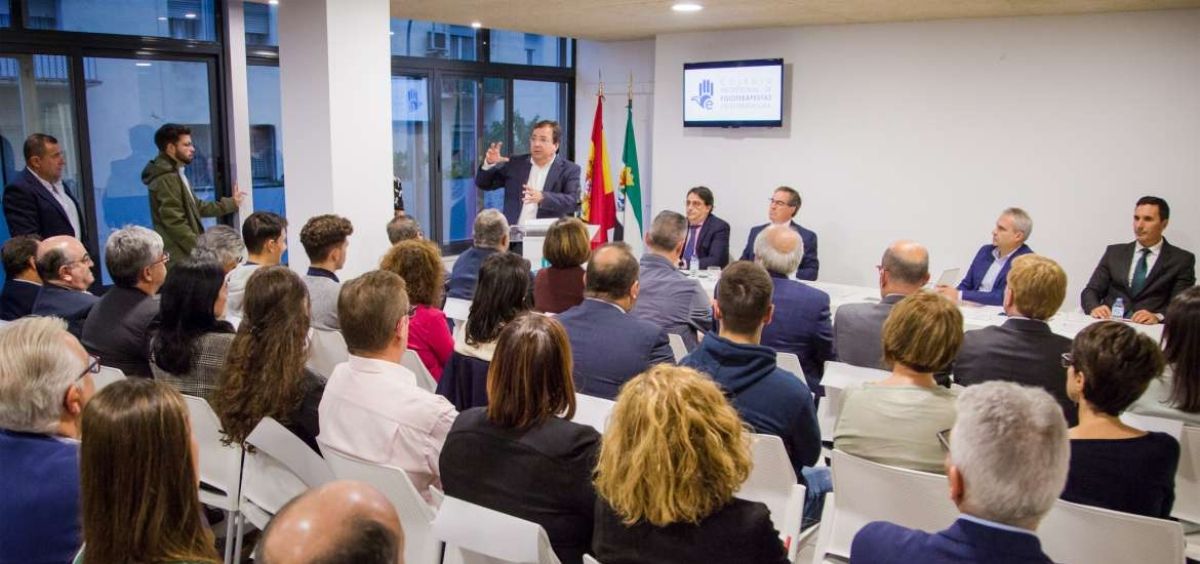 El presidente de Extremadura valora el papel de la fisioterapia frente al dolor crónico